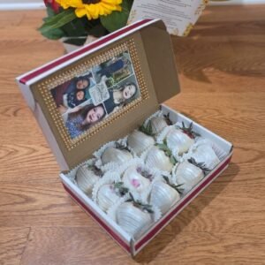 fresas cubiertas de chocolate blanco en caja con foto