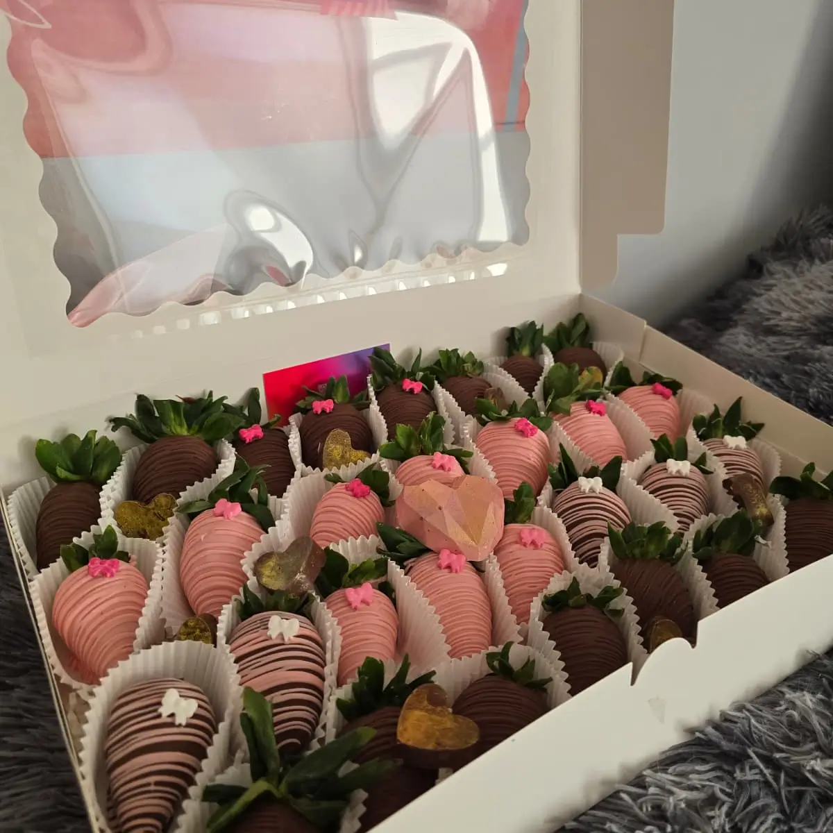 fresas cubiertas con chocolate para regalo