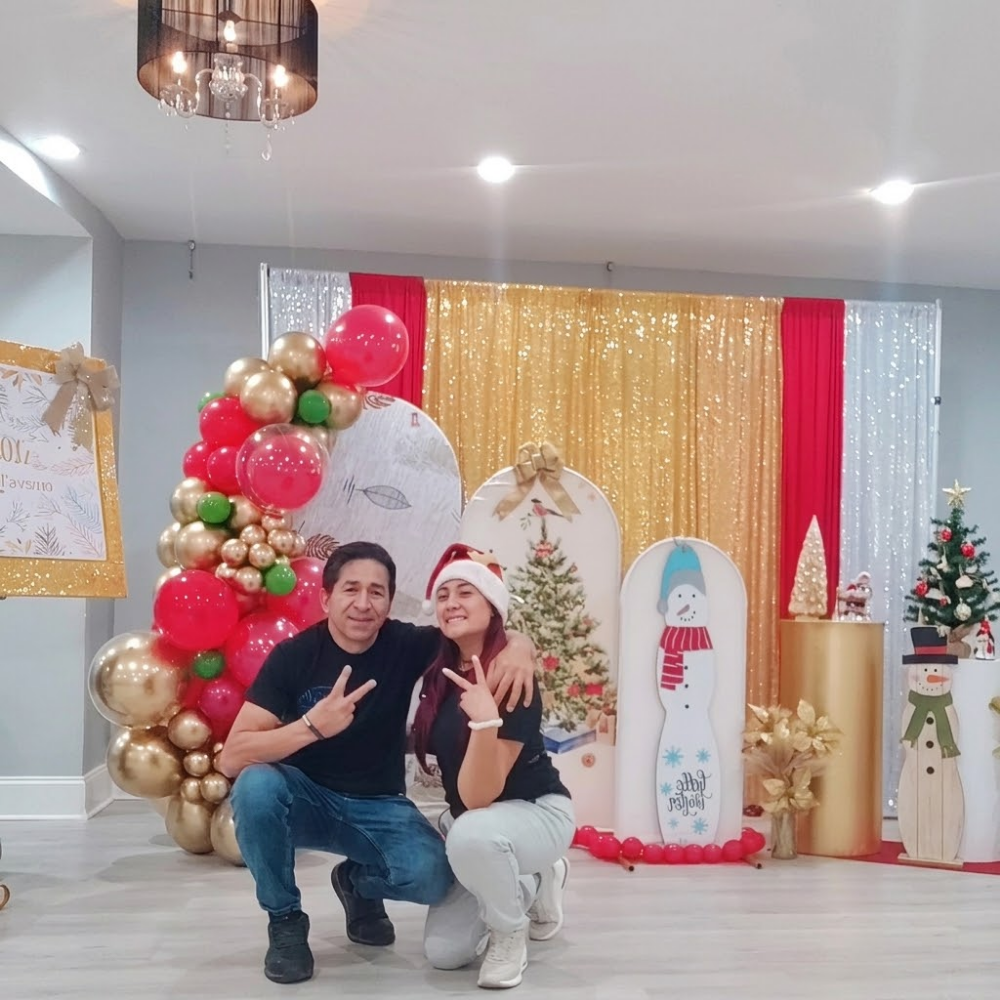 dos personas con decoración al fondo